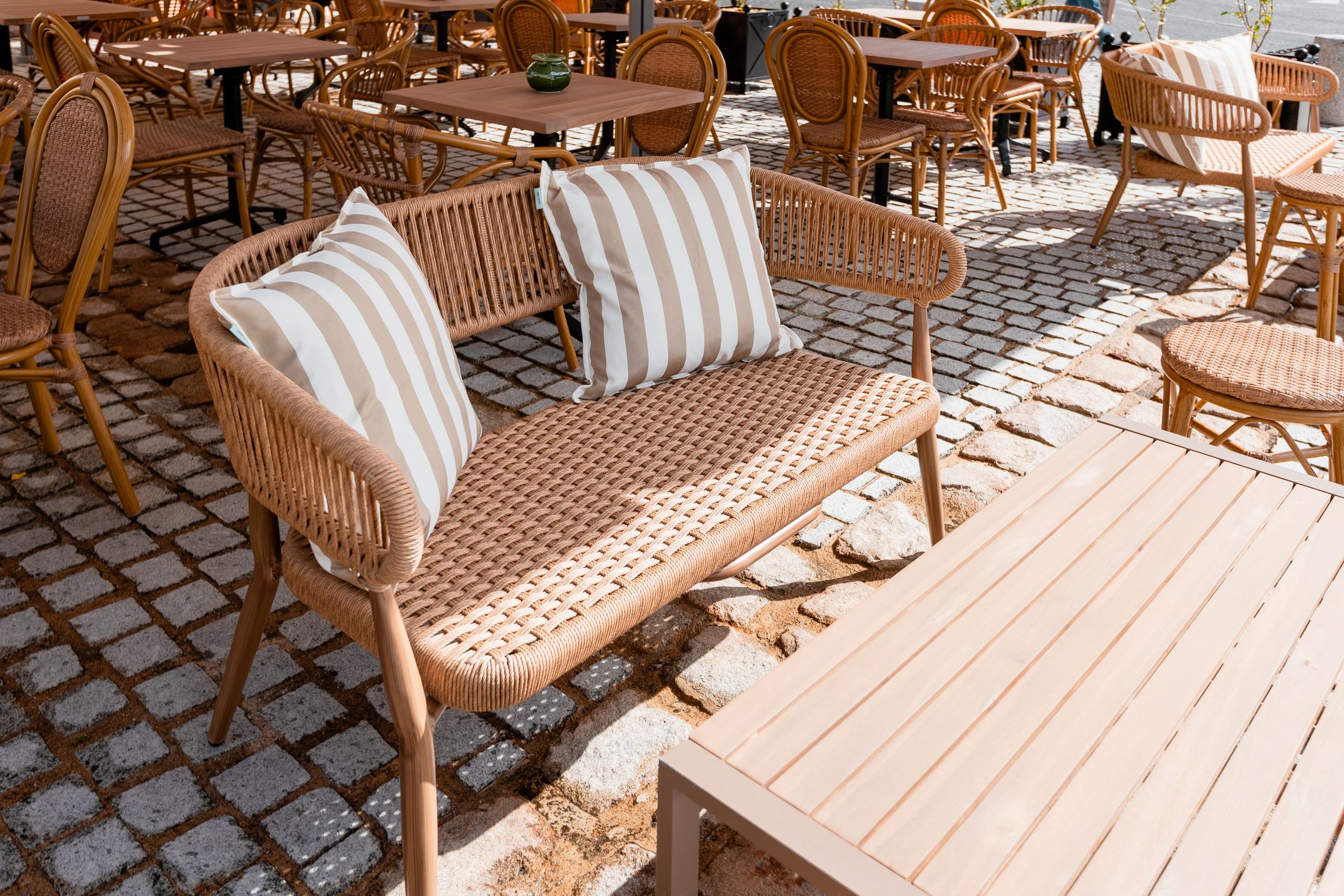 Canapés de la terrasse · Restaurant L'Antiquaire, Vannes