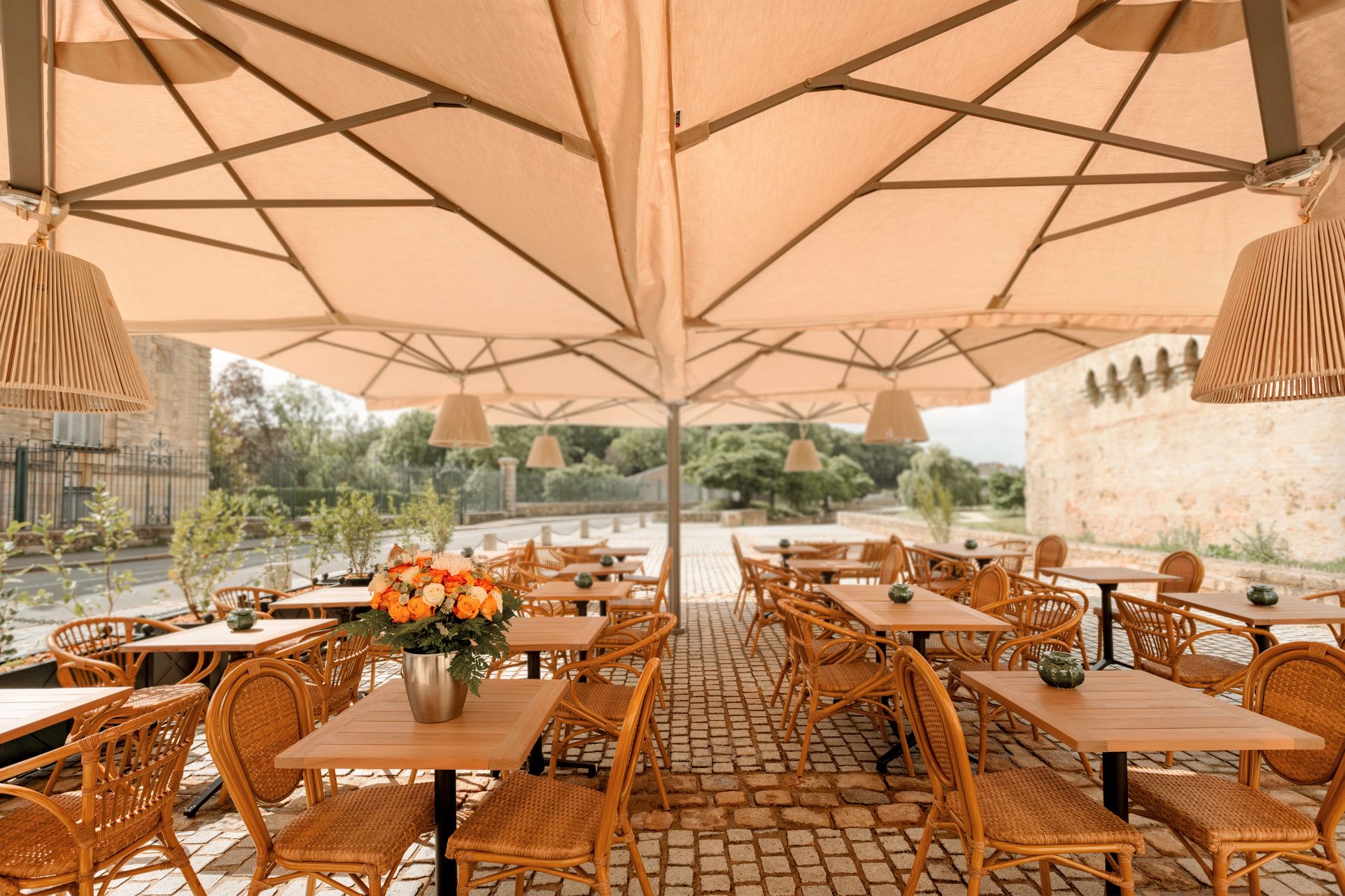 La terrasse au pied des Remparts · Restaurant L'Antiquaire, Vannes