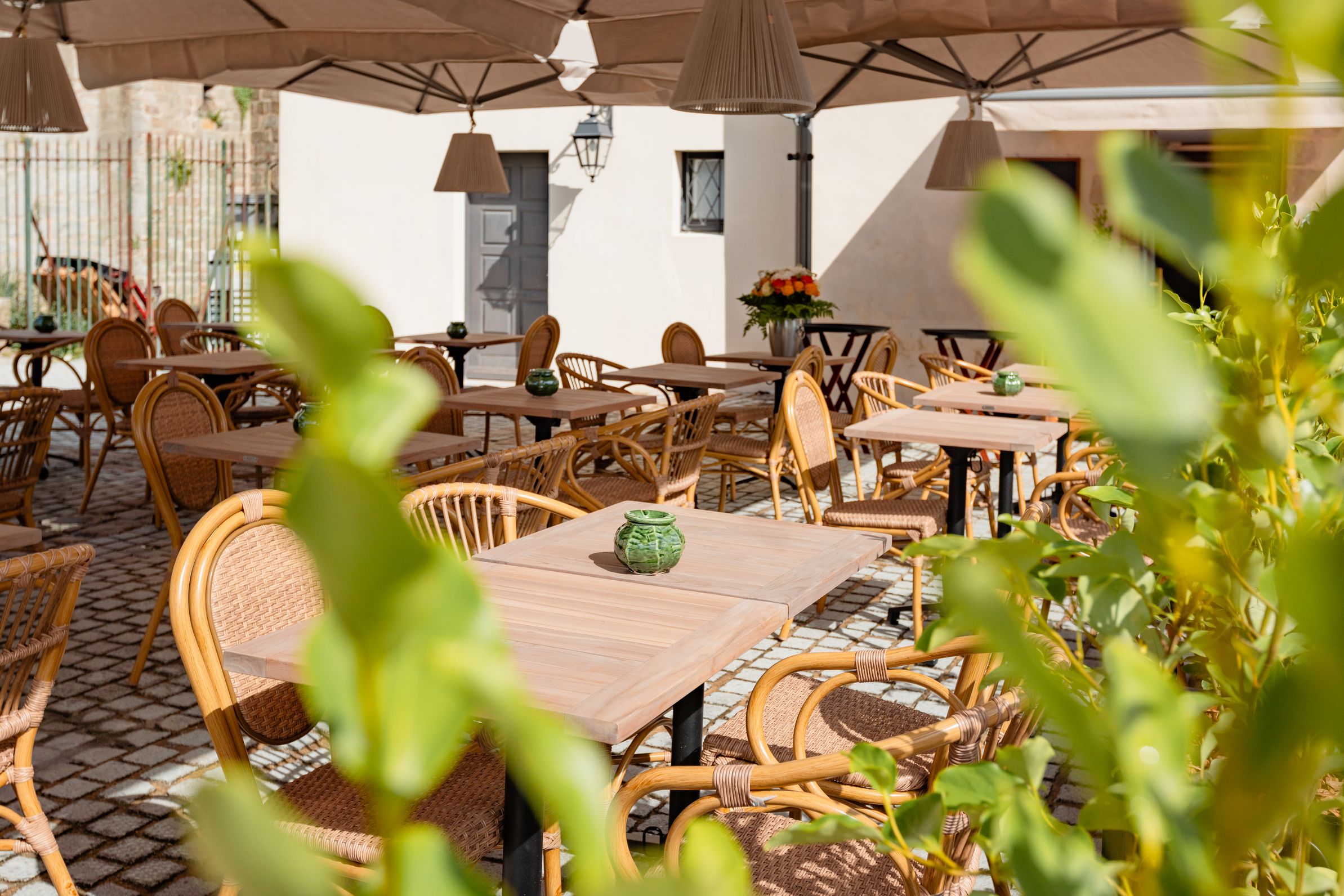 La terrasse côté jardins · Restaurant L'Antiquaire, Vannes